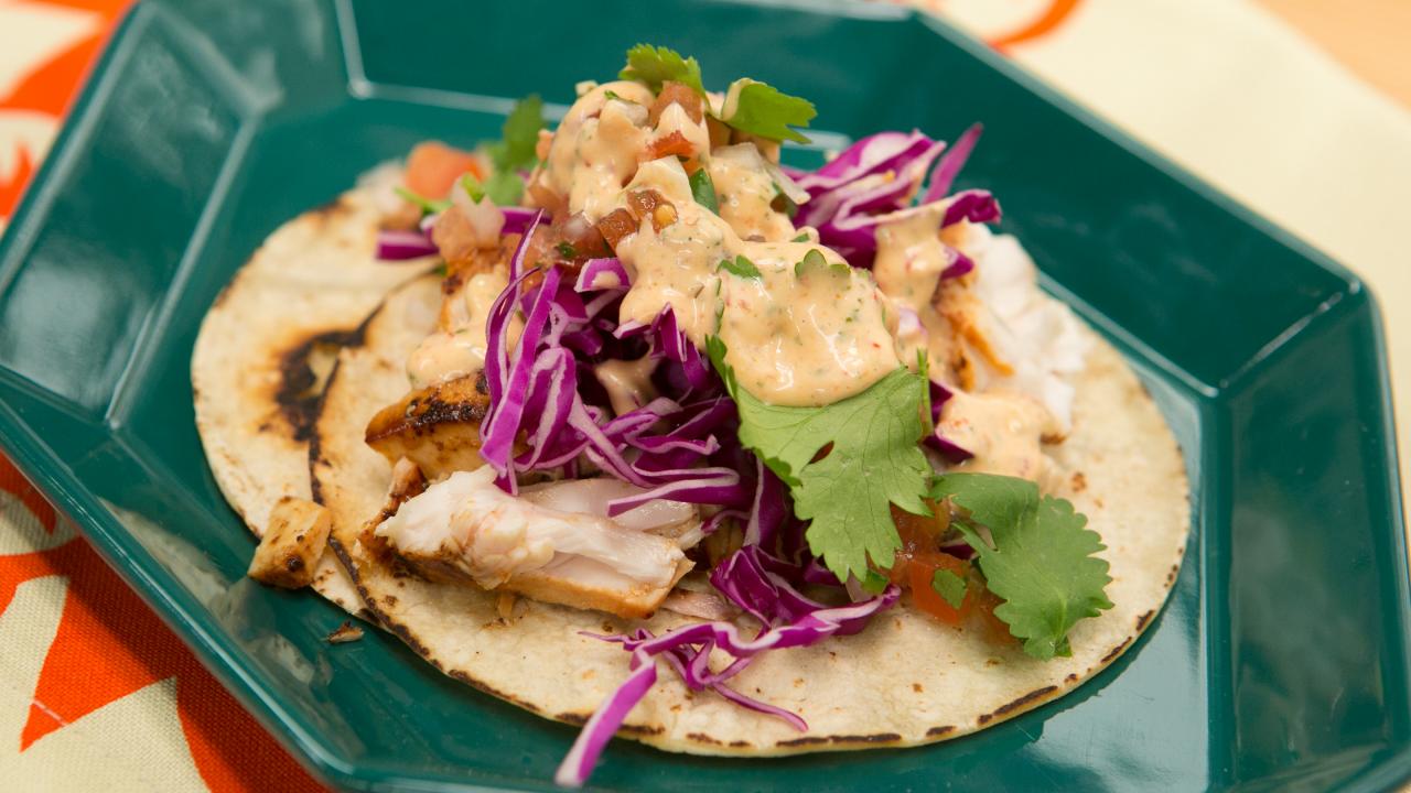 Fish Tacos with Creamy Chipotle Sauce and Pico de Gallo